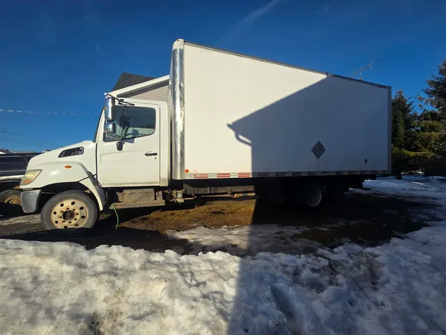 Hino 268 avec rampe — Sherbrooke / Drummondville (sur soumission)